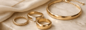 Anillos en una mesa